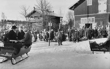 Skiløpere og slede, 1921. Anders B. Wilse / Nasjonalbiblioteket / Galleri NOR